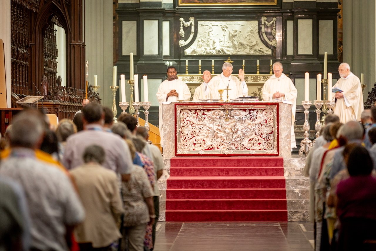Zondag 31 mei - lezing, afsluiting en eucharistie
